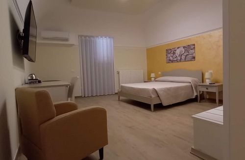 Enna Bed & Breakfast | Casa Del monte Tourist rental (yellow room)