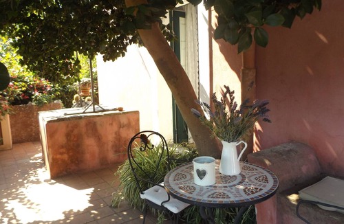 Archi House | Casa della Camelia-the quintessential country getaway close to all attractions