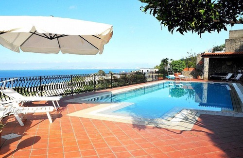 Lacco Ameno House | Casa Licinia: A graceful independent house situated in a quiet location, a few minutes from the town center.
