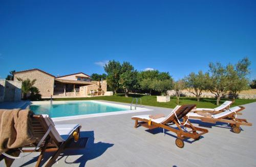 Casale Zappulla Villa | Casa Natia - IsulaTravel