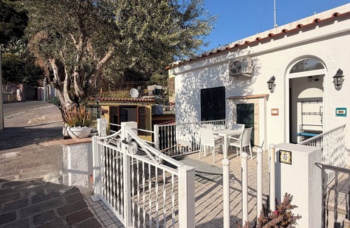 Lacco Ameno Apartment | Casa nel cuore di Lacco Ameno: a piedi alle terme Negombo, mare e ristoranti
