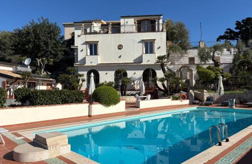 Belvedere House | Casa Sirokos