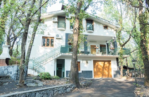 Zafferana Etnea Villa | Casa Vacanza Immersa nel Bosco del Parco Dell'etna,ideale per Famiglie e Amici