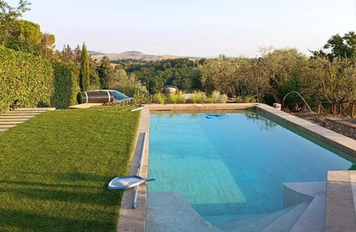 Guistrigona Villa | Casale in fiore con piscina nel chianti