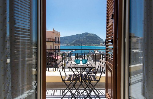 Mondello Apartment | Casetta vista mare in piazza a Mondello by Wonderful Italy