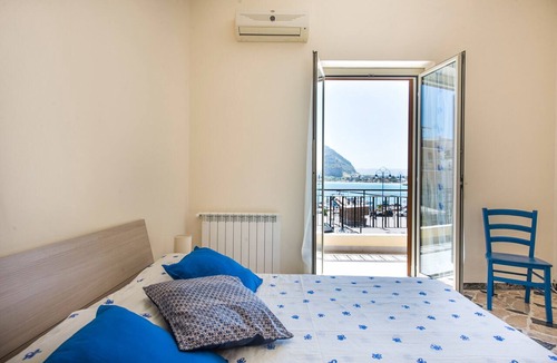 Mondello Apartment | Casetta vista mare in piazza a Mondello by Wonderful Italy