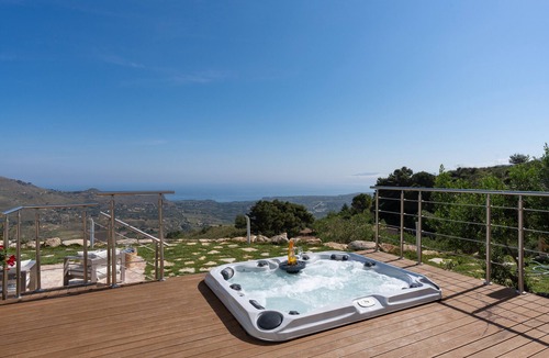 Castellammare del Golfo Villa | Chalet 'Dome On The Hill with Jacuzzi' with Sea View, Wi-Fi and Air Conditioning