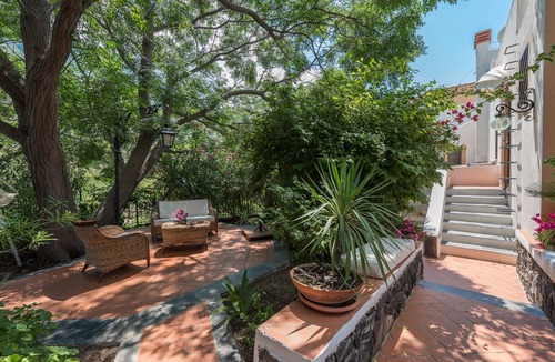 Leni Villa | Charming villa with garden for 2 pax in Salina