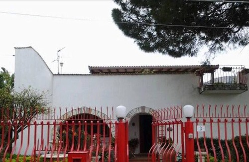 Carini Villa | Chez Silvia Family Affordable Villa By The Sea The villa stands in a strategic