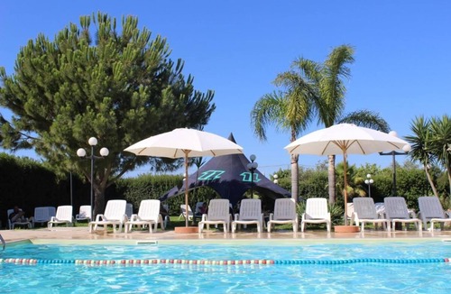 Marsala Apartment | Chic Lilybee 1bedroom apartment-GardenView sleep 4