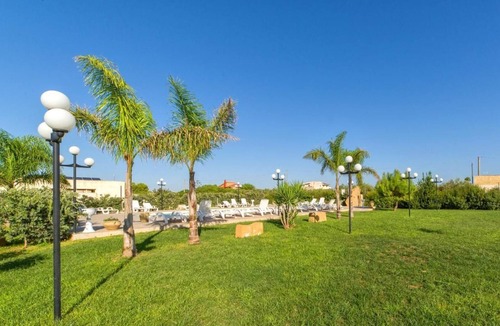 Marsala Apartment | Chic Lilybee 1bedroom apartment-GardenView sleep 4