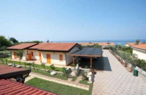 Santa Maria Apartment | Comfort Apartment with Oleander Garden - at Le Casette sul Mare