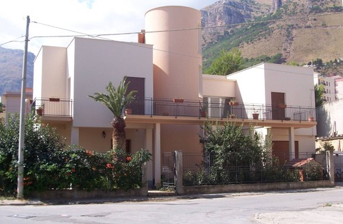 Castellammare del Golfo Apartment | Convenient studio (50 sqm) in villa with garden terrace free wifi 2 mts to beach