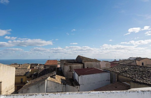 Strongoli Apartment | Cosy apartment for 7 people with WIFI, patio and pets allowed