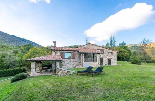 Montieri Apartment | Cosy apartment for 9 guests with WIFI, TV, patio and pets allowed