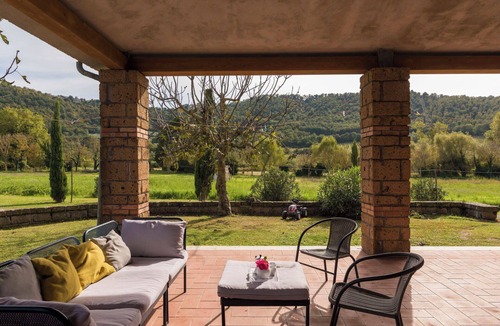 Montefiascone Villa | Cosy apartment in villa with pool, A/C, hot tub, WIFI, TV, patio, pets allowed and panoramic view