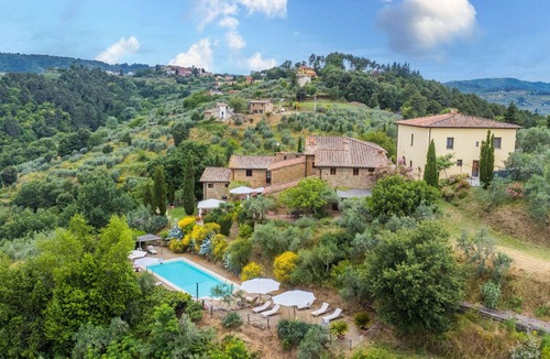 Montevarchi Villa | Cosy apartment in villa for 2 people with WIFI, pool, TV, pets allowed, panoramic view and parking