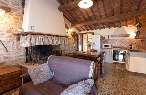 Sasso dʼOmbrone Villa | Cosy apartment in villa for 5 guests with WIFI, pool, A/C, TV, patio and pets allowed