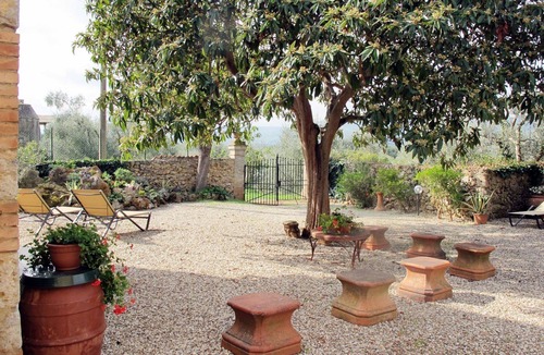 Simignano House | Cosy apartment in villa for 2 guests with pool, WIFI, terrace, pets allowed and panoramic view