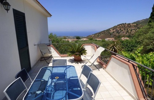 Patti House | Country villa with a view of the Aeolian Islands