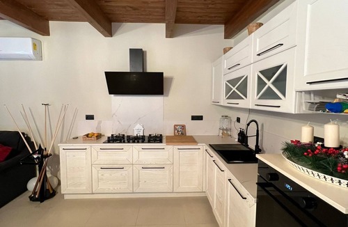 Lanzara Cottage | Cozy and intimate retreat to relax and indulge in quality time.