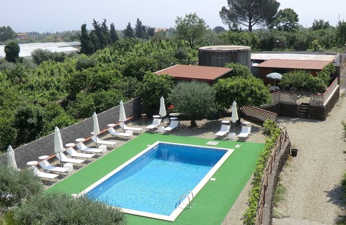 Santa Venerina House | Cozy Etna Apartment with Pool