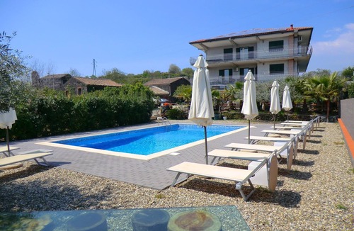Santa Venerina House | Cozy Etna Apartment with Pool