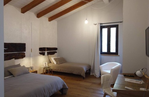 Amantea Bed & Breakfast | Cozy room, surrounded by greenery and from a breathtaking view