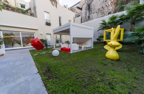 Albergheria Apartment | Deluxe apartment with private garden in the historic center