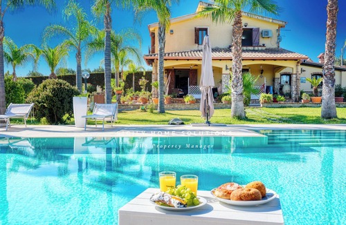 Partinico Villa | Deluxe Villa with Salata Pool Large Green Spaces By Sicily Home Solutions