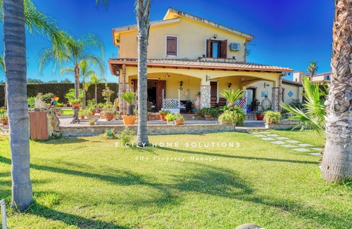 Partinico Villa | Deluxe Villa with Salata Pool Large Green Spaces By Sicily Home Solutions
