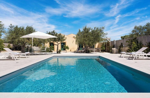 Pachino Villa | Design villa amidst ancient olive trees