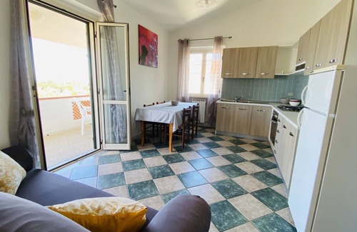 Coccorino Apartment | Detached cottage with sea view, 2 minutes from the beach - parking space.