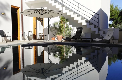 Mandra Capreria Villa | Detached apartment in villa with pool near the sea