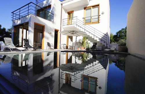 Mandra Capreria Villa | Detached apartment in villa with pool near the sea