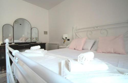 Grottasanta Apartment | Dimora sicula a due passi dal mare con patio verde