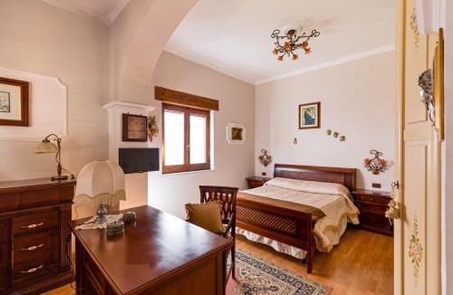 Ischia Porto Villa | Domus Aenaria - Elegant and Spacious Villa in Central Ischia - Walk to Beach and Pinewood