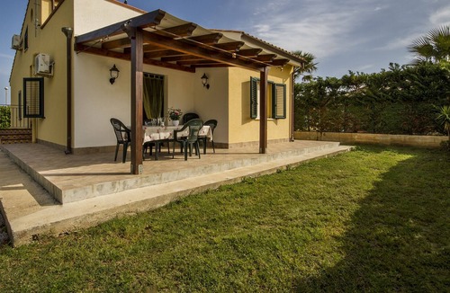 Piana Calzata Apartment | Economy triple room via a. danna 8 ground floor
