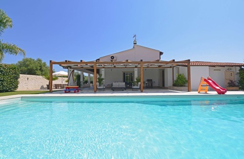 Syracuse Villa | Elegant and modern villa in the countryside with private pool and tennis court