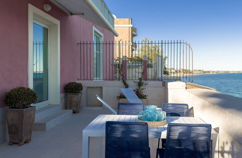 Pozzallo Apartment | Elegant apartment with sea view as far as the eye can see