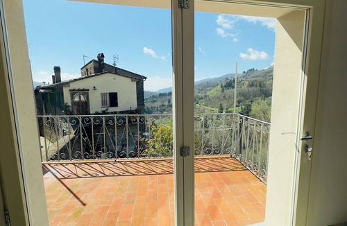 Castelvecchio House | Elegant rustic house in the Tuscan hills. Vacation House La Tosca