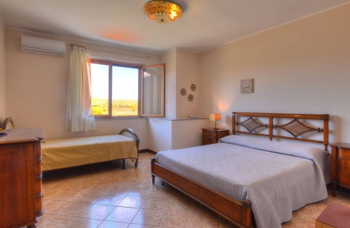 Syracuse Villa | Elegant sizilin villa in the countryside with overflow pool near Siracusa