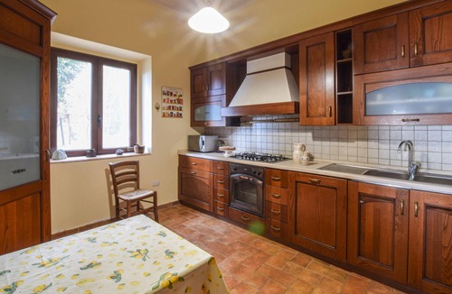 Cetraro House | Enjoy the vacation in the inviting cottage with a beautiful view of the sea.