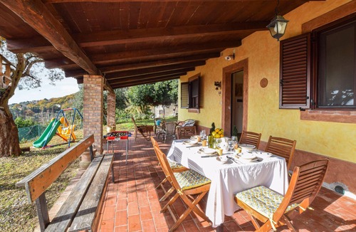Cetraro House | Enjoy the vacation in the inviting cottage with a beautiful view of the sea.
