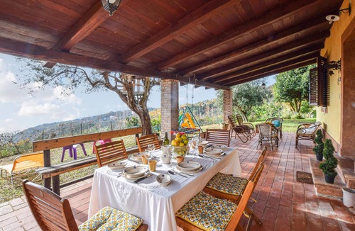 Cetraro House | Enjoy the vacation in the inviting cottage with a beautiful view of the sea.