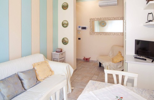 Diano Marina Apartment | Evelyn - cozy, for 5, in town centre, 500 metres from the beach, with parking