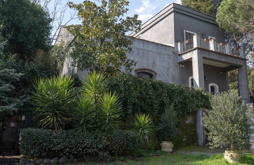 Fleri Villa | Exceptional Holiday Home with Wi-Fi, Air Conditioning and Parking