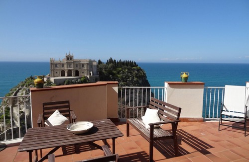 Tropea Apartment | Exclusive Apartment in the old town overlooking the sea with private parking