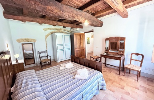 Poreta House | EXCLUSIVE POOL-OPEN ALL YEAR/SPOLETO BIOFARM-SLPS 8/WALK TO SHOPS-BAR ETC