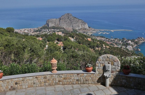 Cefalu House | für 10 Personen in Cefalù, Sizilien (Nordküste von Sizilien) by Interhome